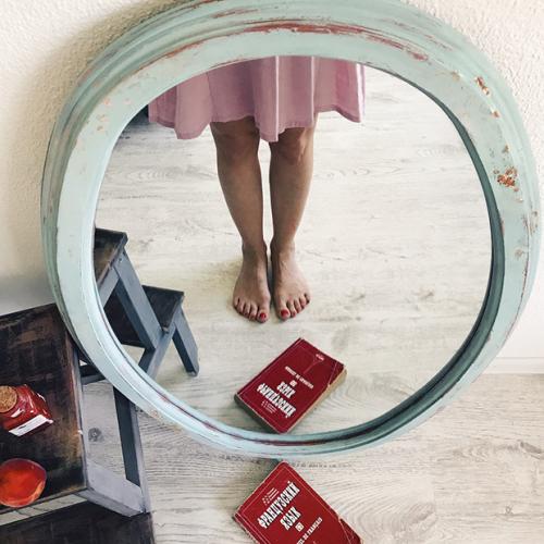 Зеркало круглое в деревянной раме: как преобразить интерьер с помощью одного аксессуара 02