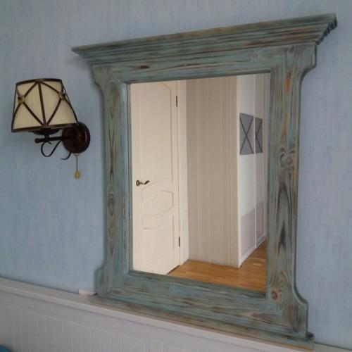 Зеркало круглое в деревянной раме: как преобразить интерьер с помощью одного аксессуара 03