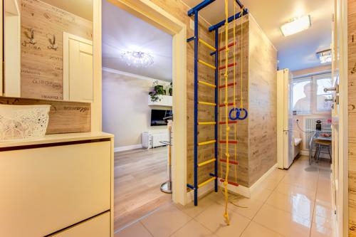 Как организовать пространство в однокомнатной квартире для четверых, чтобы всем было комфортно. В однушке вчетвером?! Как?