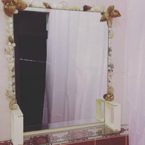 Зеркало круглое в деревянной раме: как преобразить интерьер с помощью одного аксессуара 01