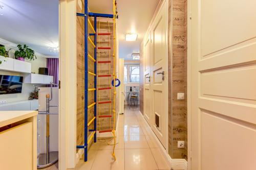 Как организовать пространство в однокомнатной квартире для четверых, чтобы всем было комфортно. В однушке вчетвером?! Как?