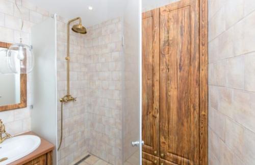 Плитка на стену ванной. Плитка в ванную на стены: советы по выбору, методы применения и лучшие идеи использования (135 фото) 18