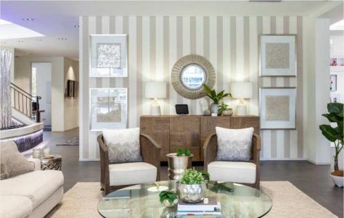 Обои в зал светлые. Светлые обои: обзор модных тенденций и красивых сочетаний обоев с крупным рисунком или узором с мебелью, полом, дверями