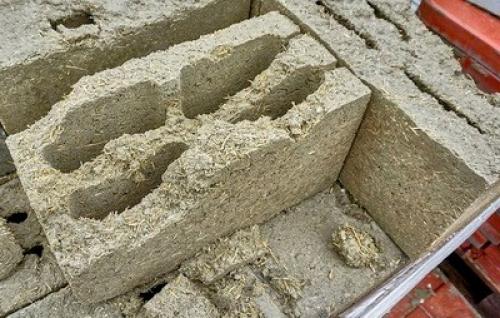 Какие требования к опилкам для приготовления опилкобетона. Это простой в изготовлении бетонный раствор, который можно замешивать и в домашних условиях. Для этого не требует сложное дорогое оборудование, достаточно просто наличия бетономешалки.