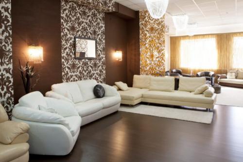 Расцветки обоев для зала. Виды обоев в зал