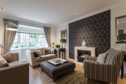 Как красиво поклеить в зале обои двух видов. Основные правила комбинирования