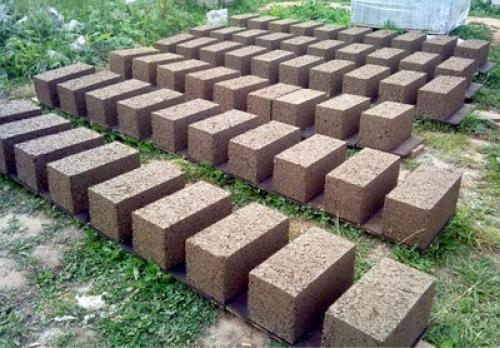 Что такое опилкобетон и из чего он состоит. Это простой в изготовлении бетонный раствор, который можно замешивать и в домашних условиях. Для этого не требует сложное дорогое оборудование, достаточно просто наличия бетономешалки.