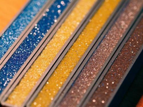 Белая плитка в ванной с деревом. Достоинства и недостатки