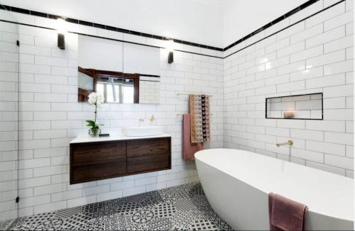 С каким цветом сочетается белая плитка в ванной. Белая плитка в ванной: особенности использования и комбинации с другими тонами