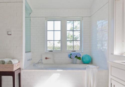 С каким цветом сочетается белая плитка в ванной. Белая плитка в ванной: особенности использования и комбинации с другими тонами