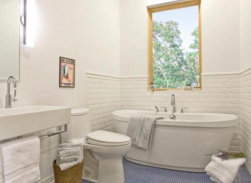 С каким цветом сочетается белая плитка в ванной. Белая плитка в ванной: особенности использования и комбинации с другими тонами