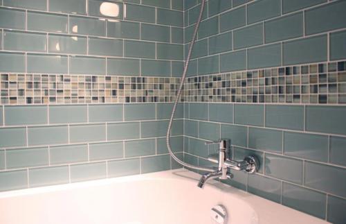 Какую плитку выбрать для ванной матовую или глянцевую. Какая кафельная плитка лучше: матовая или глянцевая для ванной