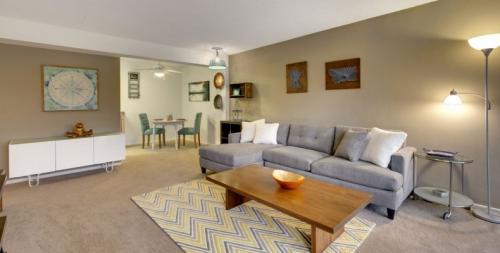 Обои в зал светлые. Виды обоев для зала