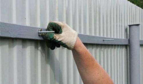 Какие проблемы могут возникнуть при работе с профнастилом и как их решить. Недостатки забора из профнастила, рекомендации по устранению