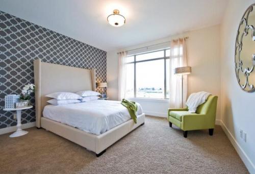 Варианты поклейки обоев двух видов в спальне. Какой материал для обоев лучше для спальни