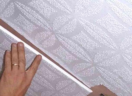 Почему не клеится потолочная плитка. Как клеить потолочную плитку, что бы она не отпала