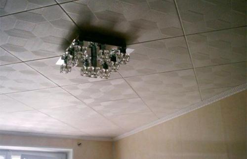 Почему не клеится потолочная плитка. Частые ошибки, которые совершаются при поклейке потолочной плитки