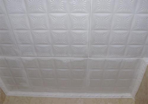 Почему не клеится потолочная плитка. Частые ошибки, которые совершаются при поклейке потолочной плитки