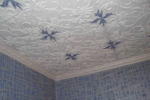 Почему не клеится потолочная плитка. Частые ошибки, которые совершаются при поклейке потолочной плитки