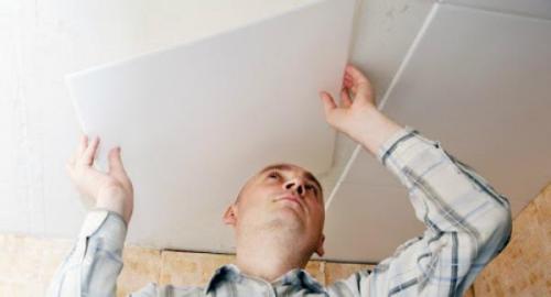 Почему не клеится потолочная плитка. Частые ошибки, которые совершаются при поклейке потолочной плитки