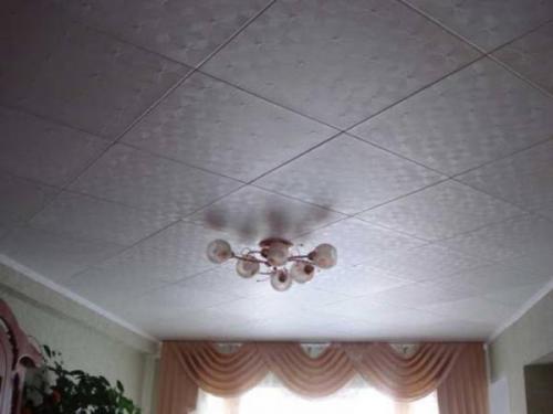 Почему не клеится потолочная плитка. Частые ошибки, которые совершаются при поклейке потолочной плитки