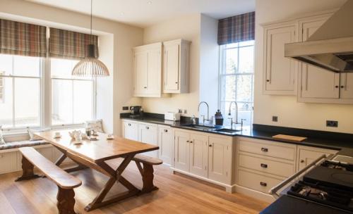 Белый стол и черные стулья. Как подбирать цвет обеденного стола?