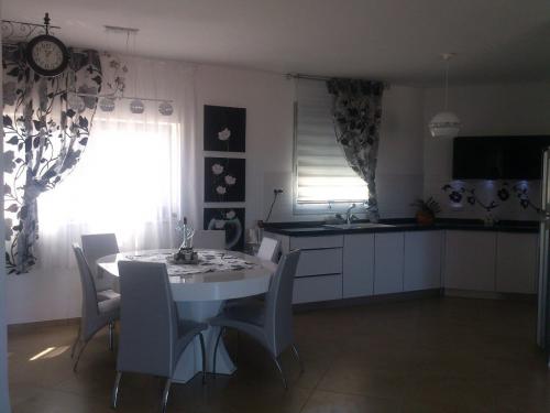 Дизайнерский стол со стульями в интерьере кухни.. Основные критерии подбора мебели для обеденной группы 21 Дизайнерский стол со стульями в интерьере кухни.. Основные критерии подбора мебели для обеденной группы 21