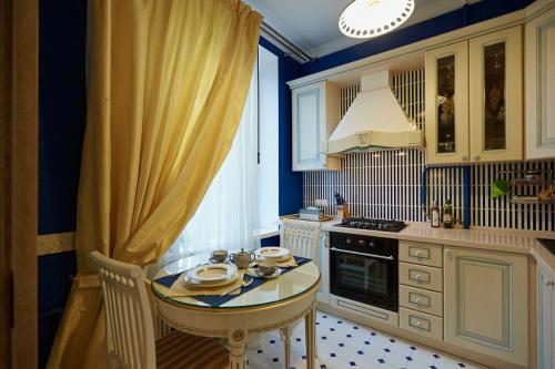 Дизайнерский стол со стульями в интерьере кухни.. Основные критерии подбора мебели для обеденной группы 19 Дизайнерский стол со стульями в интерьере кухни.. Основные критерии подбора мебели для обеденной группы 19