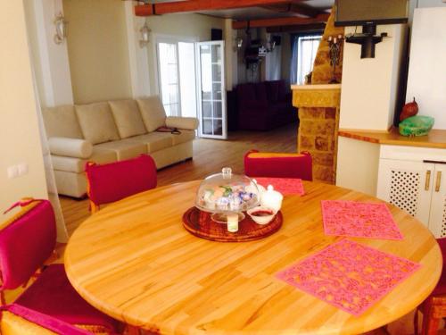 Дизайнерский стол со стульями в интерьере кухни.. Основные критерии подбора мебели для обеденной группы 20 Дизайнерский стол со стульями в интерьере кухни.. Основные критерии подбора мебели для обеденной группы 20