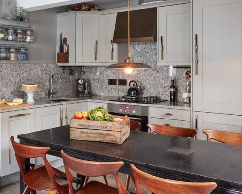 Белый стол и черные стулья. Как подбирать цвет обеденного стола?