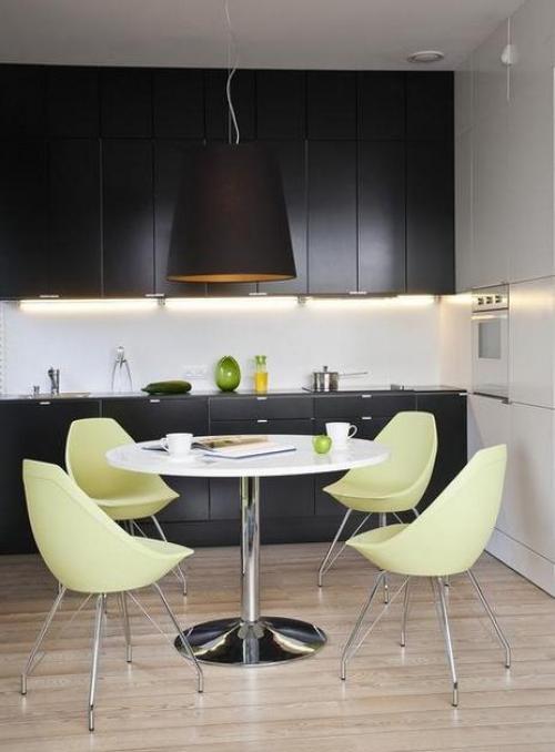 Белый стол и черные стулья. Как подбирать цвет обеденного стола?