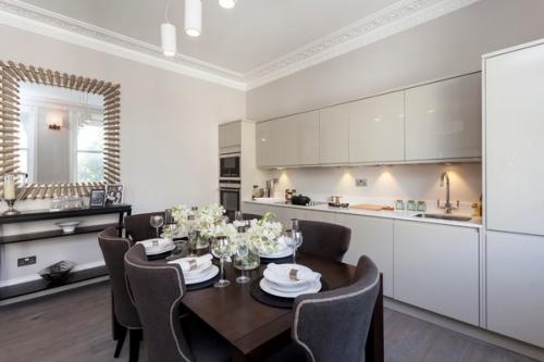 Белый стол и черные стулья. Как подбирать цвет обеденного стола?