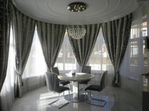 Дизайнерский стол со стульями в интерьере кухни.. Основные критерии подбора мебели для обеденной группы 22 Дизайнерский стол со стульями в интерьере кухни.. Основные критерии подбора мебели для обеденной группы 22