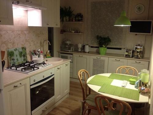 Дизайнерский стол со стульями в интерьере кухни.. Основные критерии подбора мебели для обеденной группы 23 Дизайнерский стол со стульями в интерьере кухни.. Основные критерии подбора мебели для обеденной группы 23