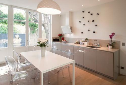 Белый стол и черные стулья. Как подбирать цвет обеденного стола?