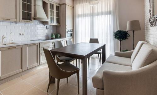 Белый стол и черные стулья. Как подбирать цвет обеденного стола?