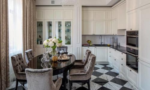 Белый стол и черные стулья. Как подбирать цвет обеденного стола?