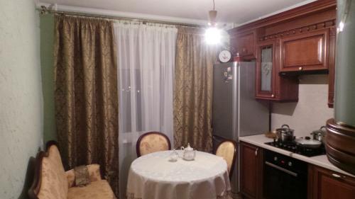 Дизайнерский стол со стульями в интерьере кухни.. Основные критерии подбора мебели для обеденной группы 24 Дизайнерский стол со стульями в интерьере кухни.. Основные критерии подбора мебели для обеденной группы 24