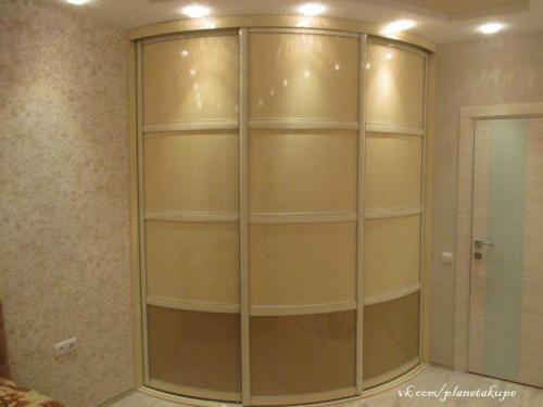 Угловой шкаф в гостиную. 40 идей углового шкафа-купе в гостиную 07 Угловой шкаф в гостиную. 40 идей углового шкафа-купе в гостиную 07