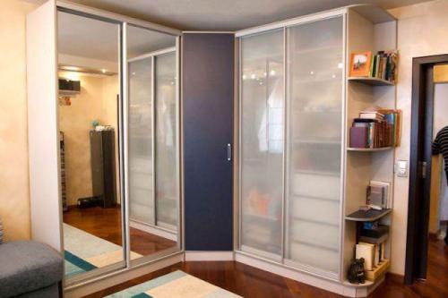 Угловой шкаф в гостиную. 40 идей углового шкафа-купе в гостиную 08 Угловой шкаф в гостиную. 40 идей углового шкафа-купе в гостиную 08