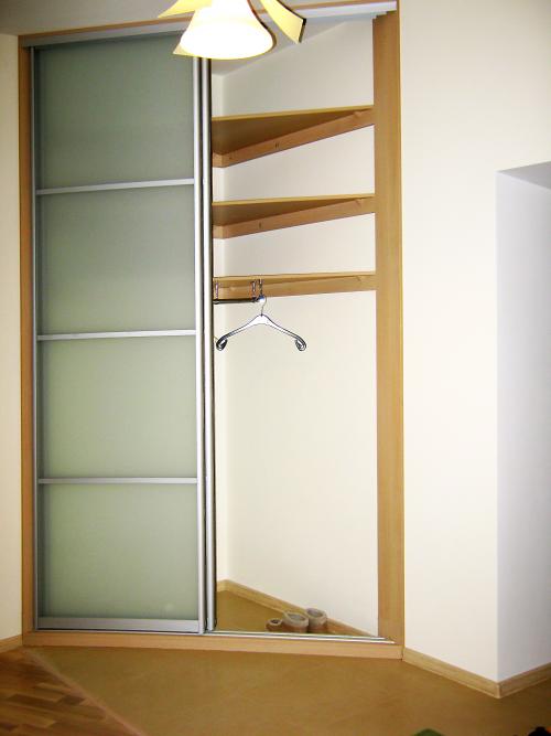 Угловые шкафы-купе в гостиную. Разновидности