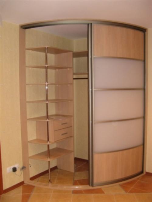 Угловой шкаф в маленькой гостиной. Какие существуют маленькие угловые шкафы, советы по выбору