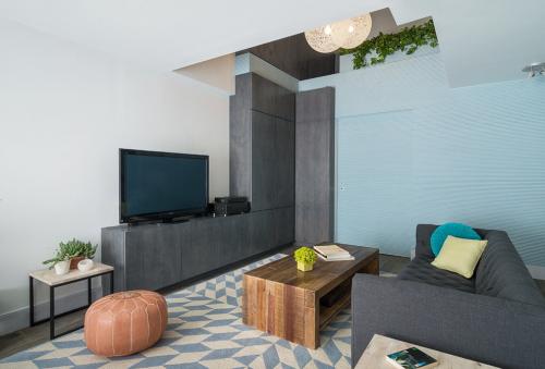 Угловые модульные стенки в гостиную современные. Плюсы и минусы угловых стенок в интерьере гостиной