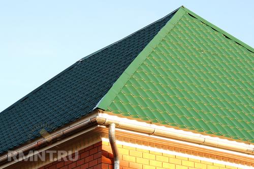 Как покрыть крышу металлочерепицей самому. Плюсы и минусы кровельного материала 12