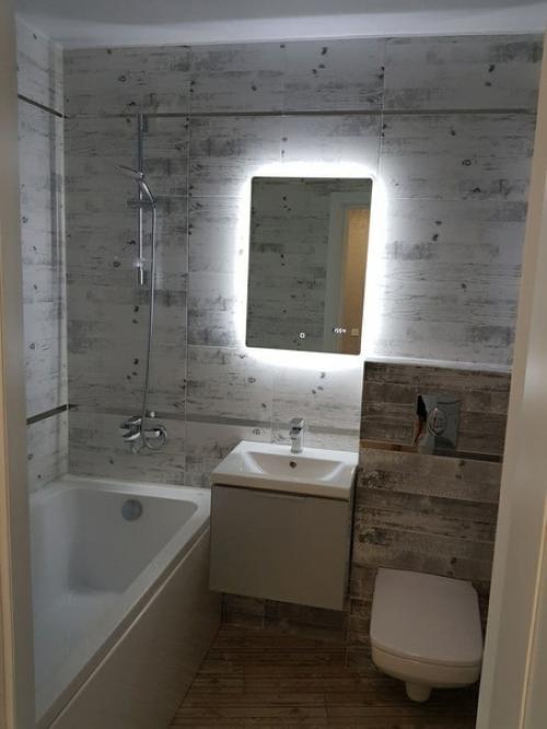 Дизайн ванной комнаты в холодных светлых оттенках, придающие помещению свежести.