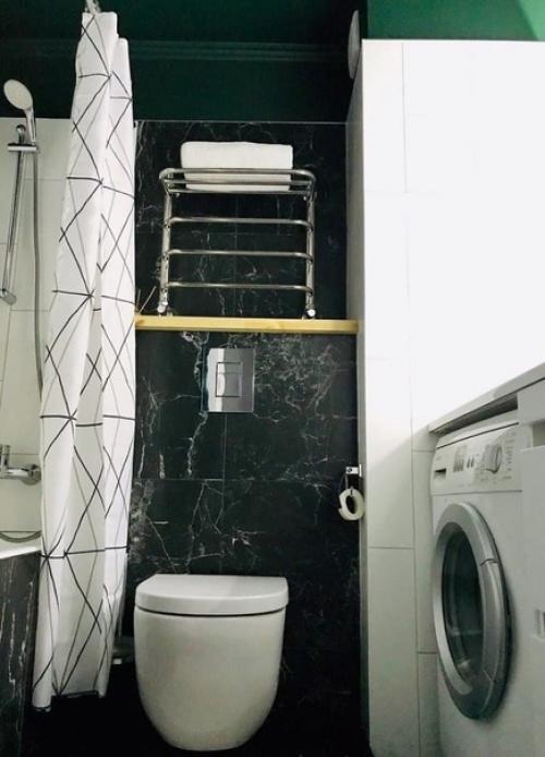 Компактный интерьер совмещенного санузла, где нет ничего лишнего. 01