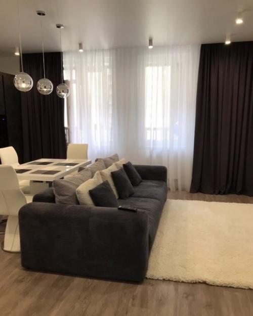 Функциональная кухня - гостиная в серо - белых тонах. 04