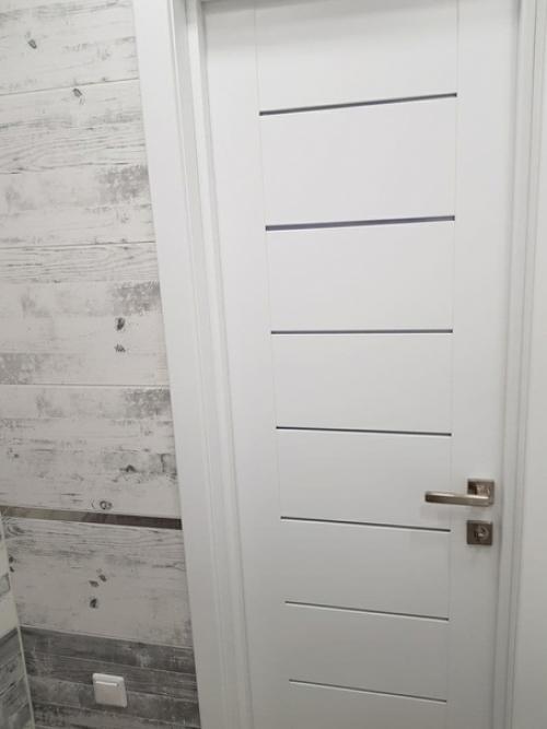 Дизайн ванной комнаты в холодных светлых оттенках, придающие помещению свежести. 03