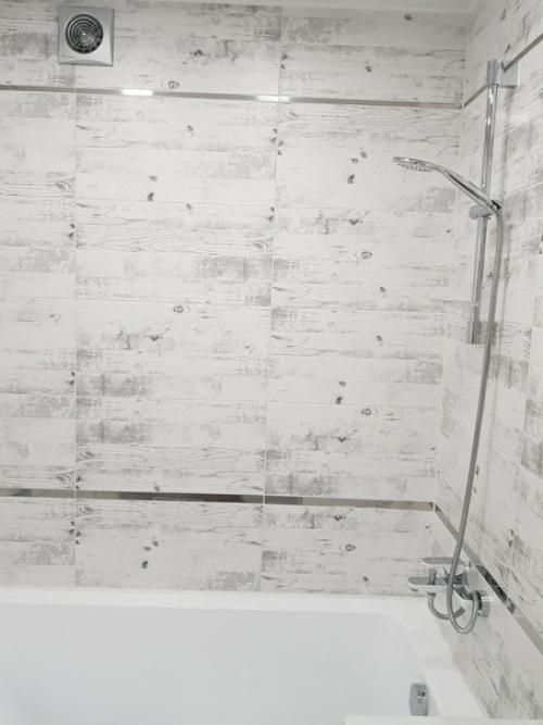 Дизайн ванной комнаты в холодных светлых оттенках, придающие помещению свежести. 04