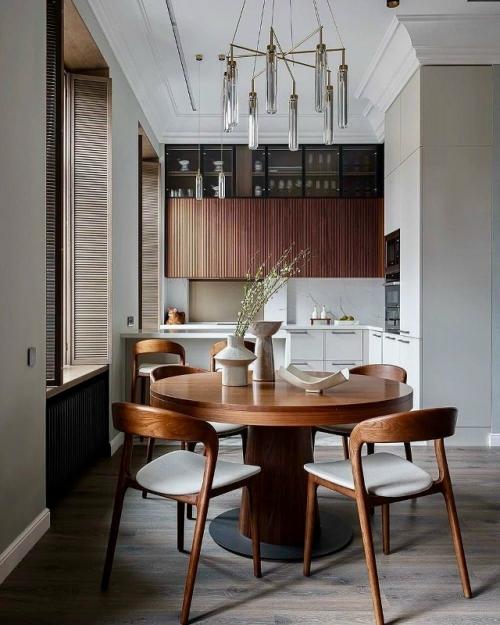 Кухня - гостиная с акцентом на дерево и свет.

